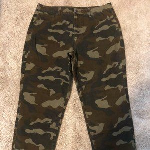 American Eagle Camo Camoflauge Corduroy Mom Jean pants size 18